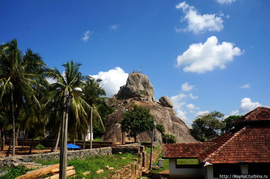 Вид  на  Скалу  Приглашения. Считается, что с этой  скалы Миханда  читал  свои  проповеди. Михинтале, Шри-Ланка