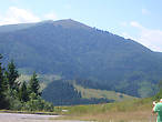 Дымчато-синие горы.  Лысинка на верхушке — зона альпийских лугов