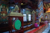 Внутри Jamchen Гомпа имеет барабан, фрески на стенах и статуи. Из интернета