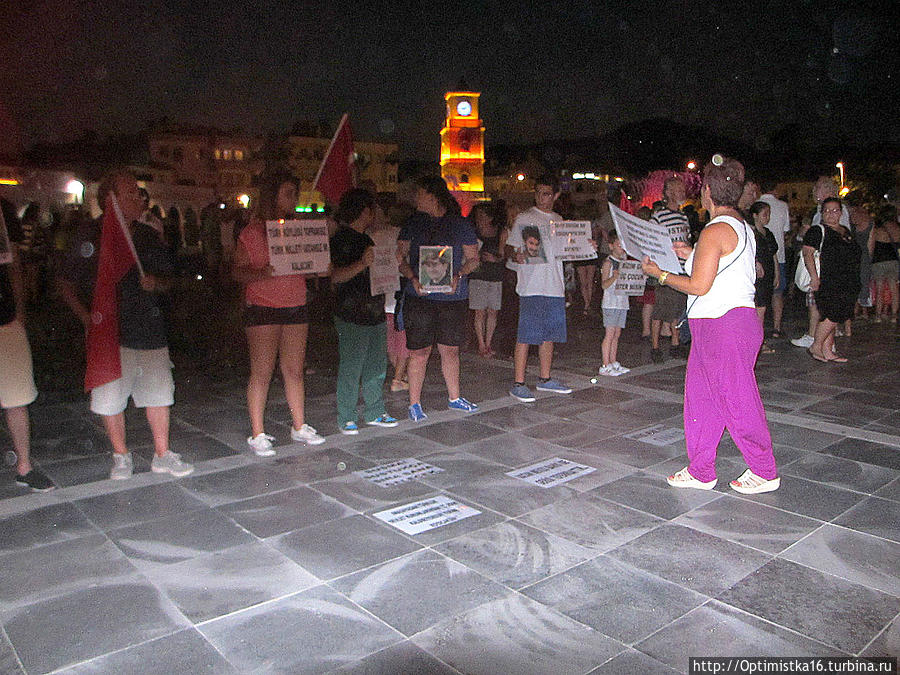 Пикет, который мы видели два вечера подряд у Поющих фонтанов Мармарис, Турция