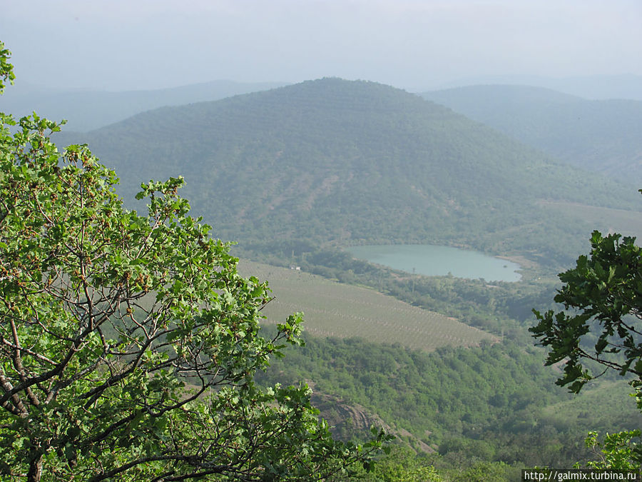 Оз. Холодное справа от маленьгл озера, если смотреть сверху. На него есть поворот внизу, где стоит скамья на развилке. А выше и правее от Холодного есть еще озеро.