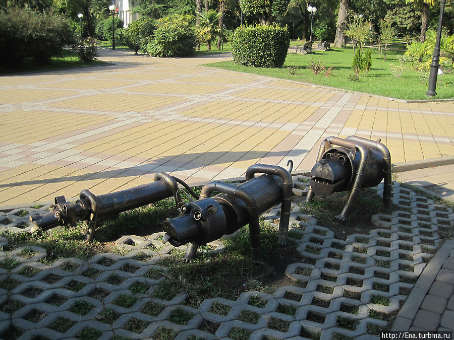 Скульптуры на площади Искусств. Собачки Сочи, Россия