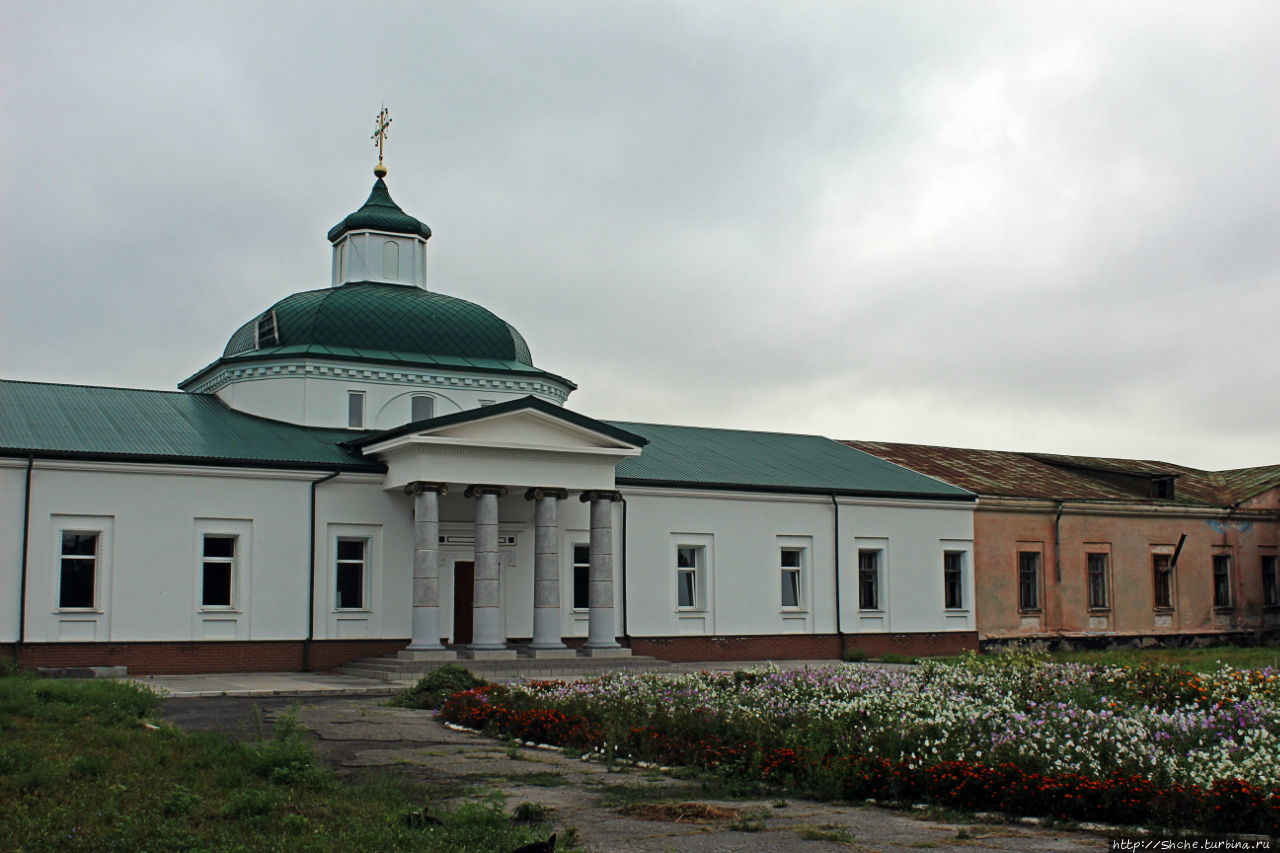 Архиерейский дом 1828 года постройки, в 2011 в нем освящён Преображенский храм. Новомосковск, Украина