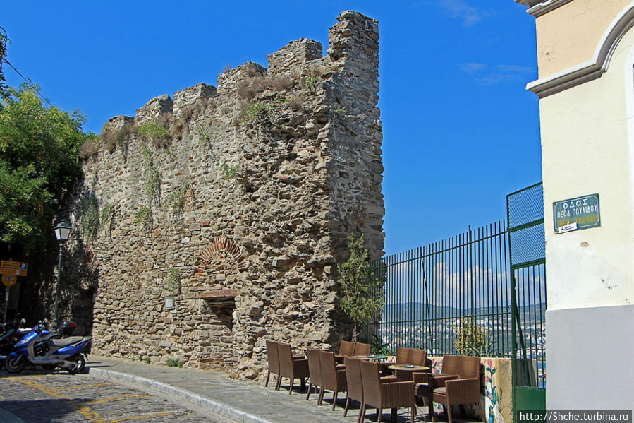 В начале идем вдоль участка с крепостной стеной. Первая стена проходила почти вдоль берега Кавала, Греция
