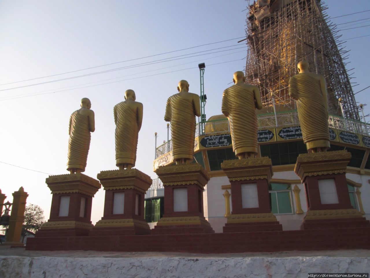 Спуск с холма пагод — от гигантских Будд к слонам-статуям Кьяуксе, Мьянма