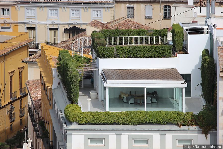 На многих зданиях есть живописные террасы