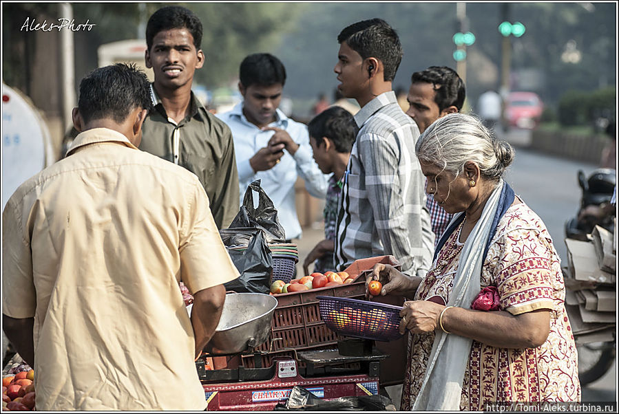 Бойкая торговля на улице, прилегающей к поселению рыбаков...
* Мумбаи, Индия
