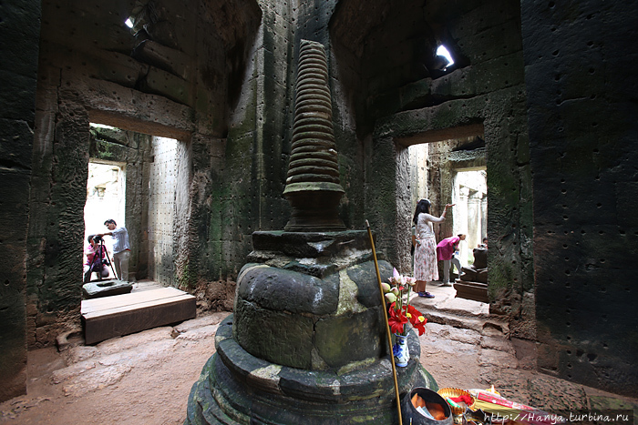 Ступа в ланкийском стиле отмечает центр святилища. Установлена в 16 веке, в эпоху возрождения буддизма