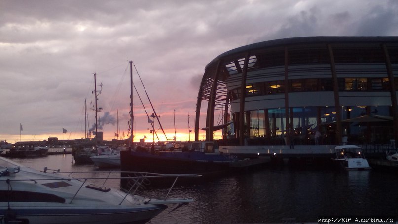 Главное здание Amsterdam Marina с офисом администрации, рестораном, прачечными, душевыми и т.п. Амстердам, Нидерланды