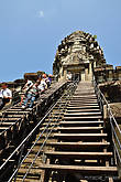 Для удобства туристов, к практически вертикальным ступеням, приставили более удобные лестницы с турникетами.