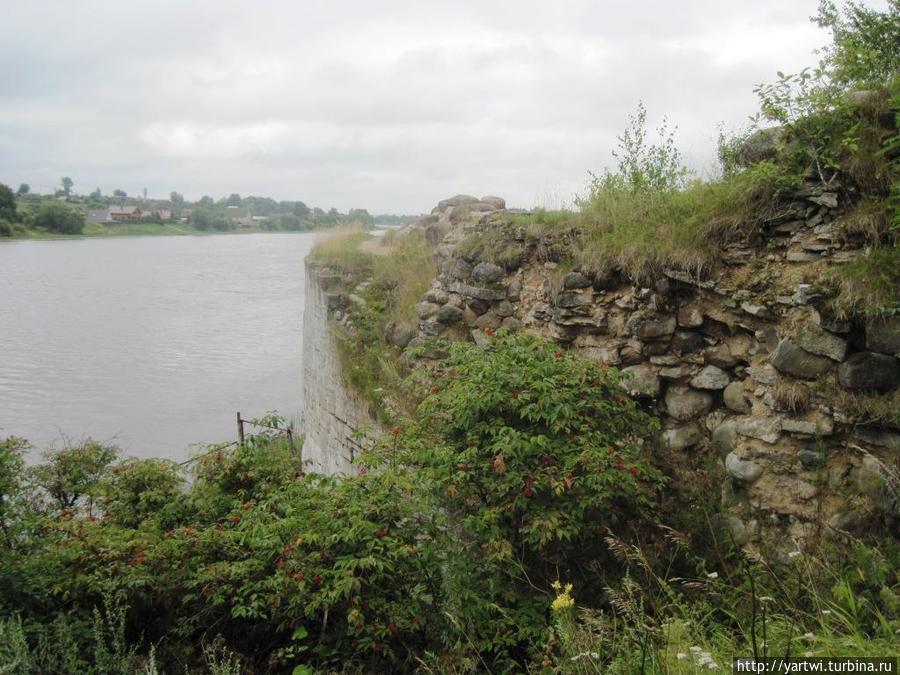 Разрушенный участок стены и Раскатной башни (XXII век) со стороны реки Волхов Старая Ладога, Россия