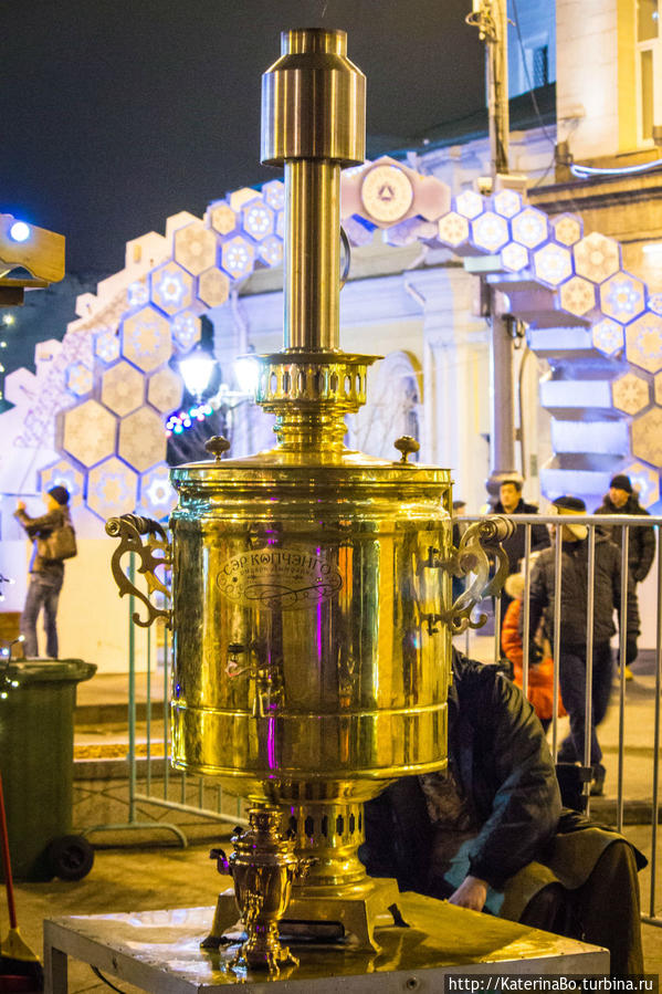 Огромный и очень горячий самовар. Москва, Россия