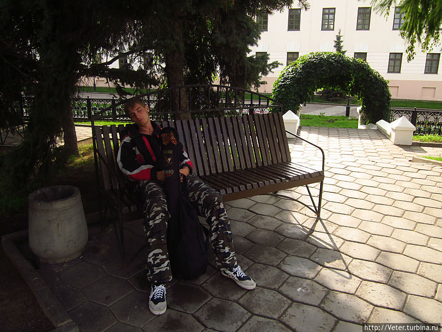 После почти 2-х суток без сна я был рад любой поверхности. И, пока Валентин разговаривал по телефону, немного отдохнул.