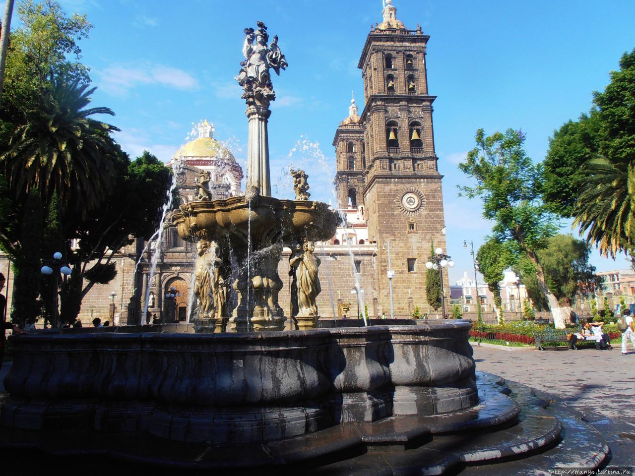 Фонтан Архангела Михаила на площади Сокало / Fuente de San Miguel