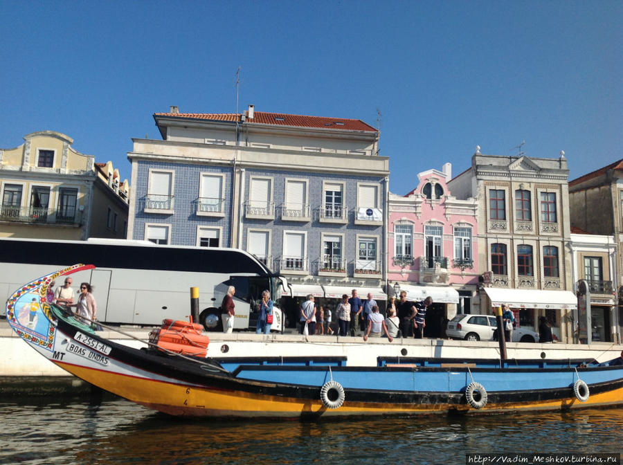 Баркуш молисейруш — традиционная ярко раскрашенная лодка на реке Авейру. Авейру, Португалия