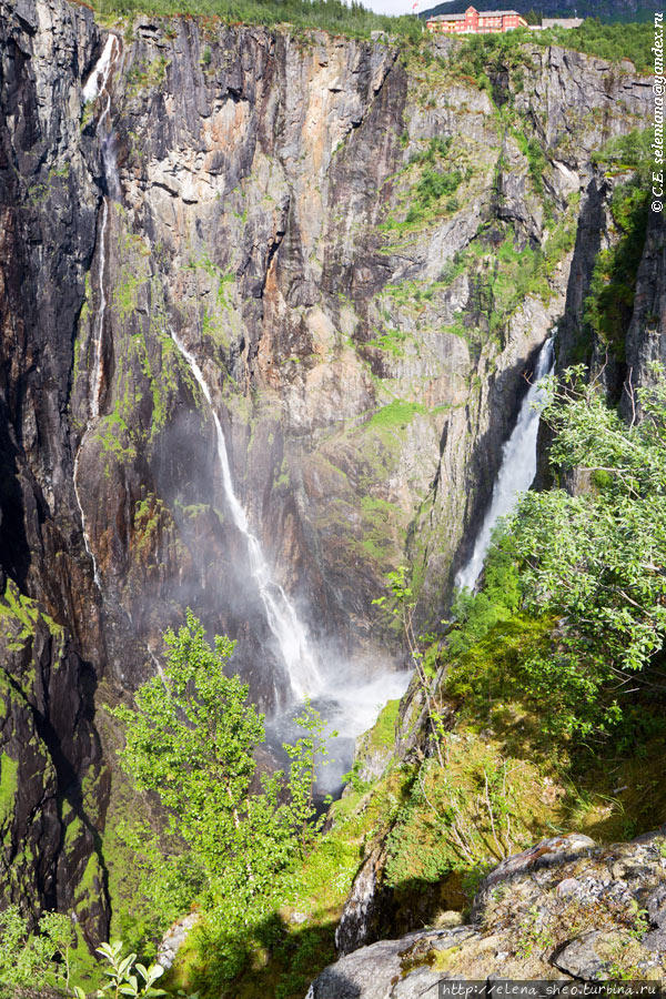 3. Важная норвежская достопримечательность — водопад Верингсфоссен (Vøringsfossen). Водопад падает в глубокое и узкое ущелье, высота свободного падения воды 145 метров. Разглядеть его толком мне не удалось, потому что всё заслоняют стены ущелья. Наверно, его надо смотреть с каких-то других точек. В интернете есть рассказ, как кто-то забрался вниз в ущелье и оттуда лицезрел водопад, что называется, у его подножья. Но на это надо много времени, которого у нас не было. Меня больше водопада впечатлило ущелье, и я бы с удовольствием прошла вдоль него подальше, но мы останавливались всего на полчаса, увы-увы. На верху ущелья видно здание гостиницы для туристов. Норвегия