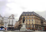 Площадь Виктуар с конной статуей Людовика XIV.