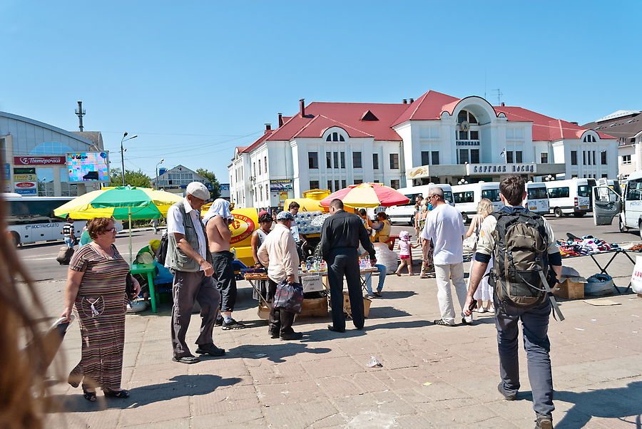 На самом деле, город вполне себе обычен и обыватели мало, чем отличаются от других провинциалов. В принципе, это ощущается, начиная с вокзала.