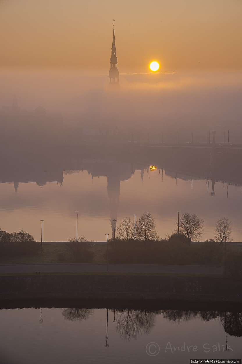 Туманное утро над Старой Ригой Рига, Латвия