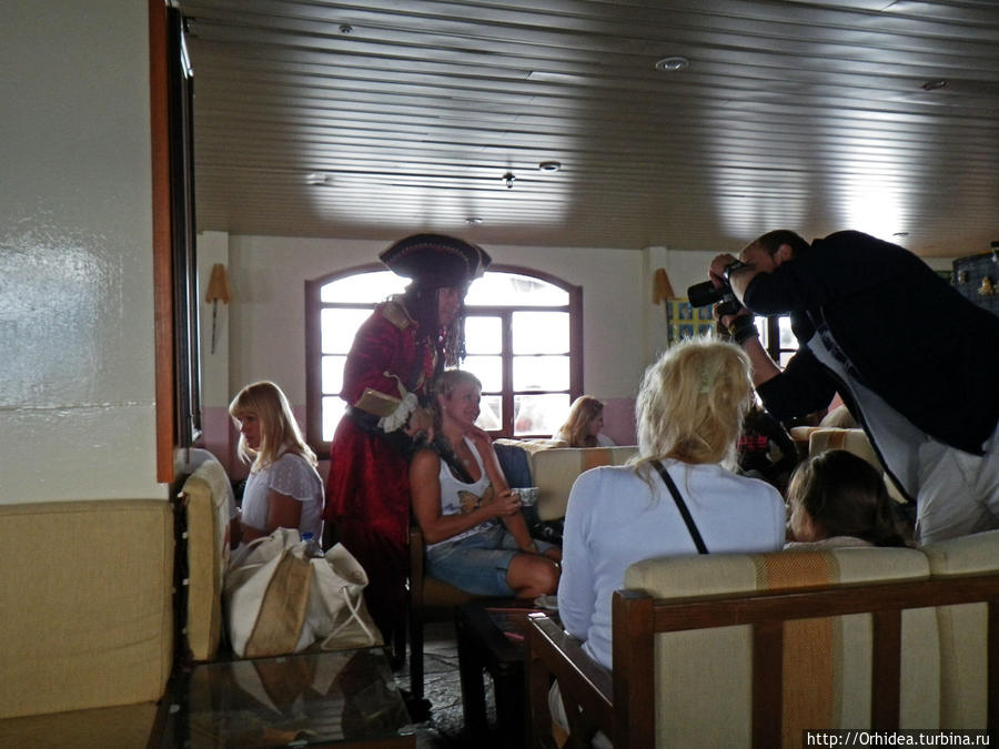 пока проходим пролив, ряженые в пиратов разлекают пасажиров Автономное монашеское государство Святой Горы Афон, Греция