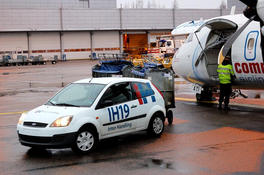 Выгрузка багажа из самолета ATR-72 авиакомпании FinnComm Хельсинки, Финляндия