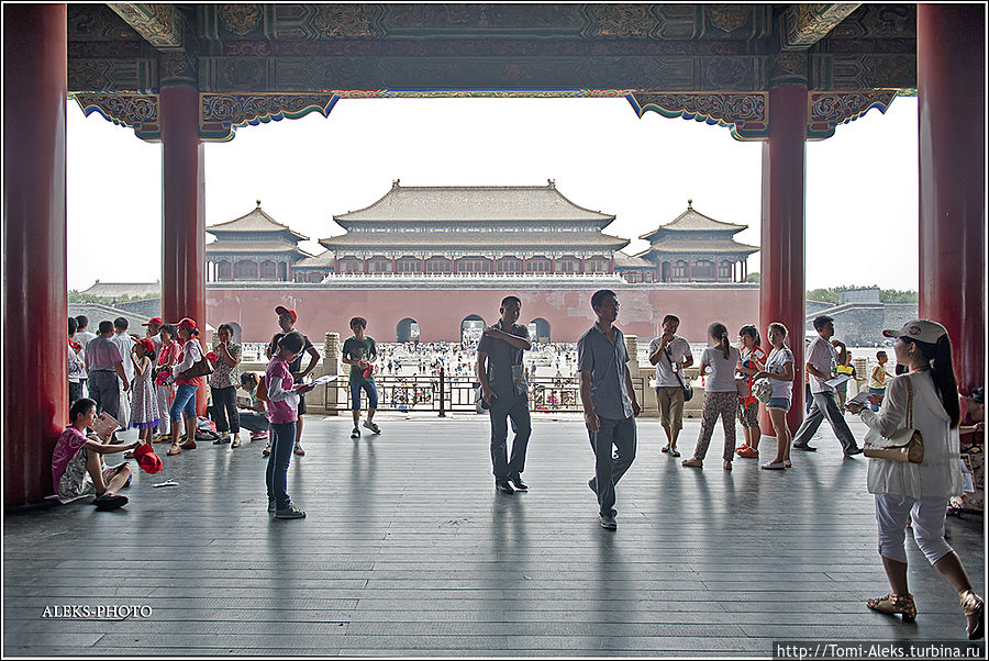 Все павильоны в китайских дворцах и парках обычно сквозные. Вы входите в один вход, проходите насквозь и идете дальше...
*