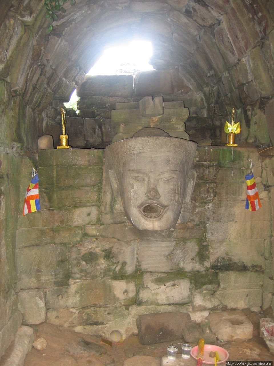 Фонтан в виде человеческой головы Ник Пина Ангкор (столица государства кхмеров), Камбоджа
