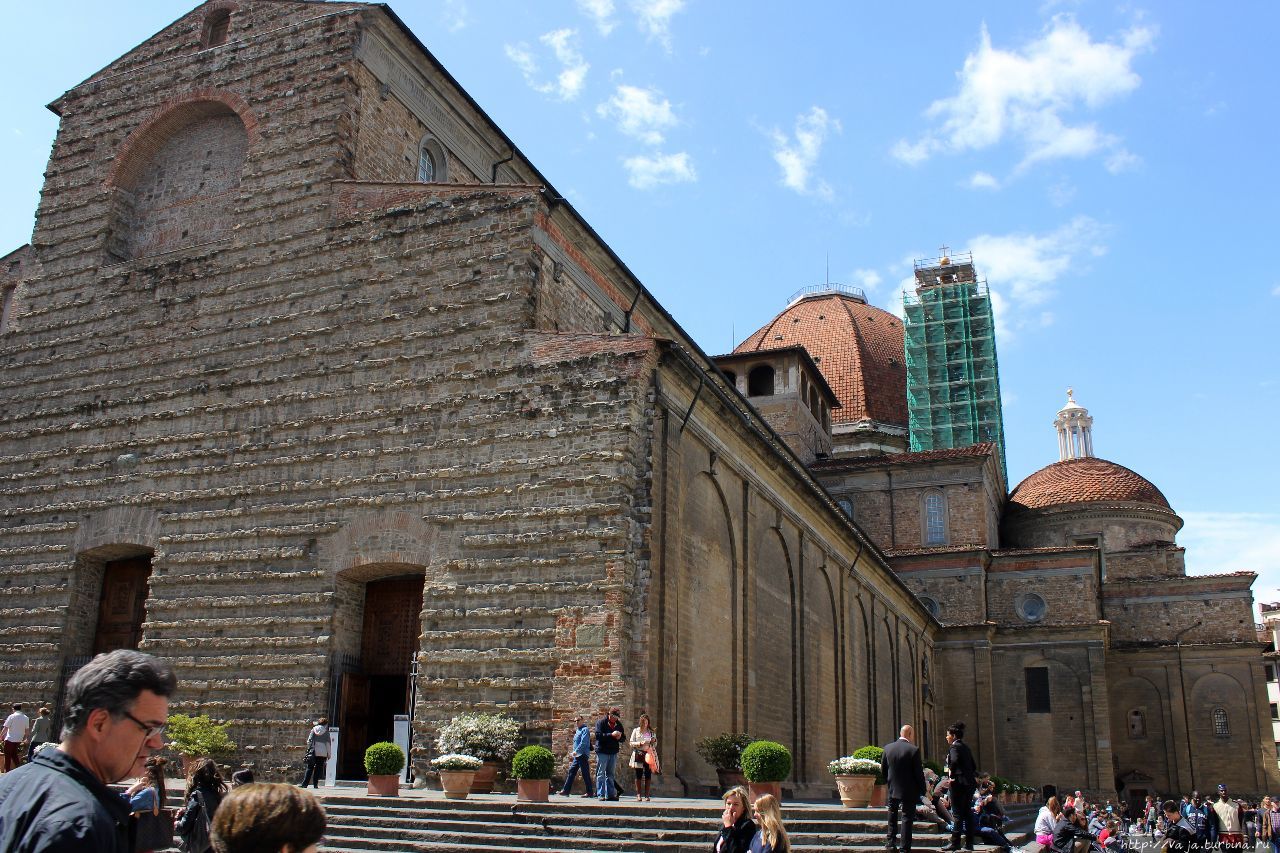Базилика Сан-Лоренцо. Одна из старейших церквей Флоренции,основана в 4 веке. Флоренция, Италия