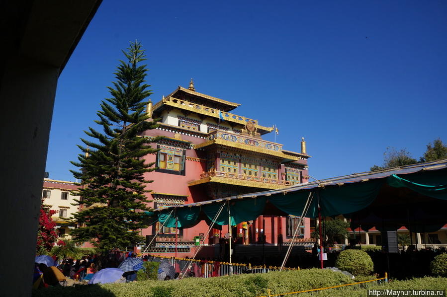 Все  находится  рядом —  монастырь,  гостиница  и  храм. Катманду, Непал
