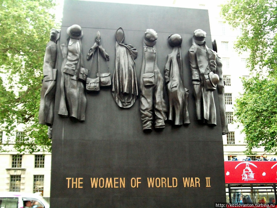 Памятник женщинам Второй Мировой, установленный в центре улицы Whitehall. Лондон, Великобритания