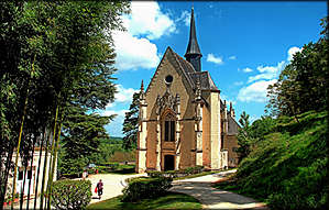 К достопримечательностям замка Юссэ относят и уникальную готическую церковь. В ней располагается ценная скульптура Девы Марии.