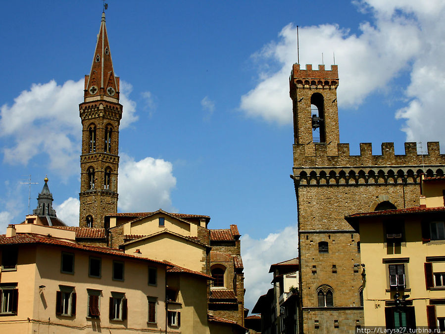 Барджелло — справа, а слева — башня монастыря Бадиа Фиорентина Флоренция, Италия