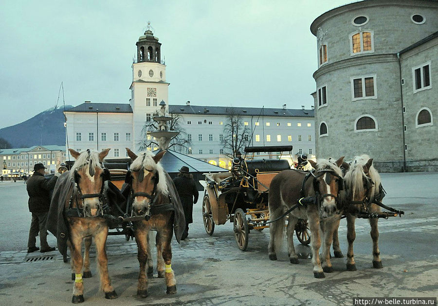 Резиденцплац (Residenzplatz). Центральная площадь старого города. Облик площади сформировался в начале XVII века, в ходе перестройки города под руководством итальянских архитекторов.