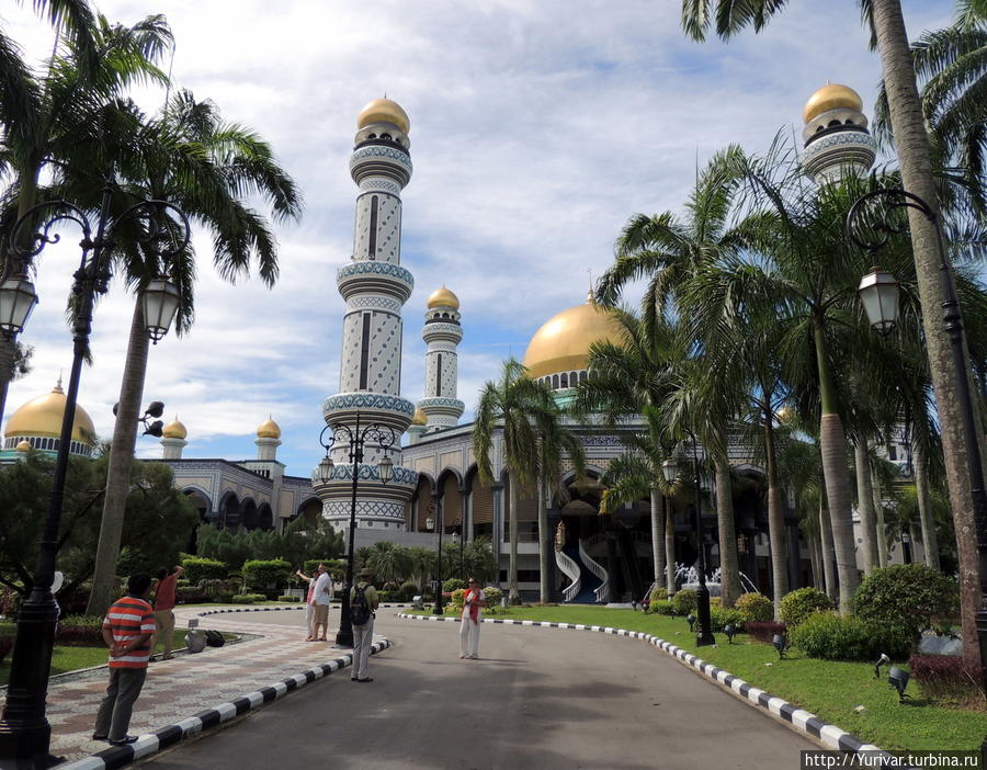 Мечеть Jame’Asr Hassanil Bolkiah mosque Бандар-Сери-Бегаван, Бруней