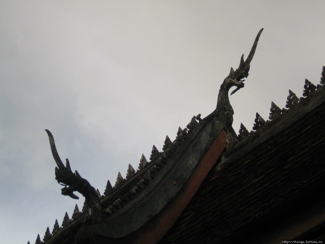 Змеи-наги на крыше Золотого храма на горе Фуси Луанг-Прабанг, Лаос