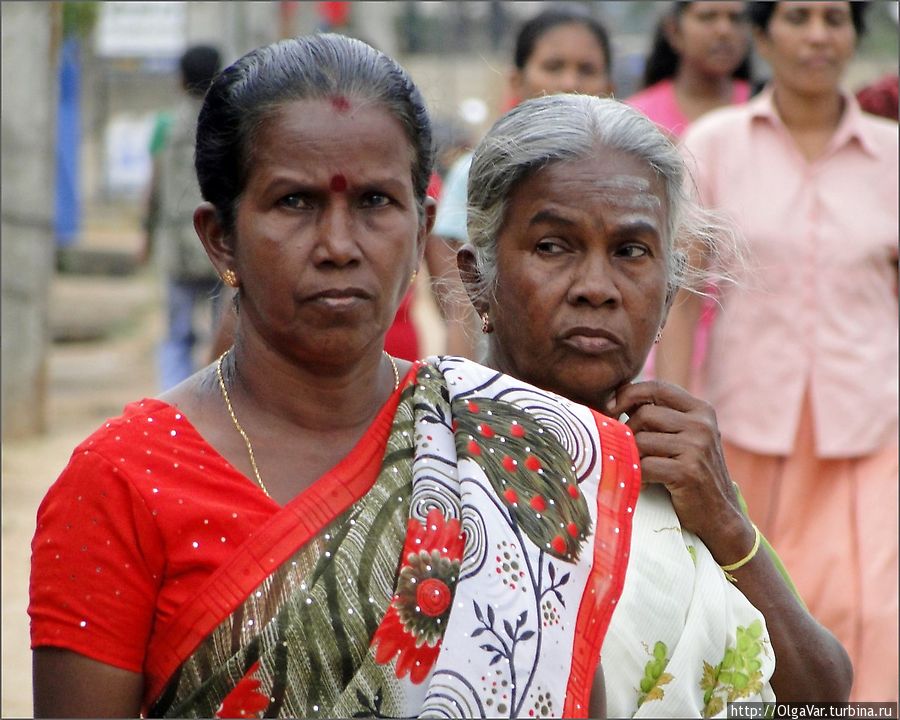 Многие тамилки предпочитают красный цвет Тринкомали, Шри-Ланка