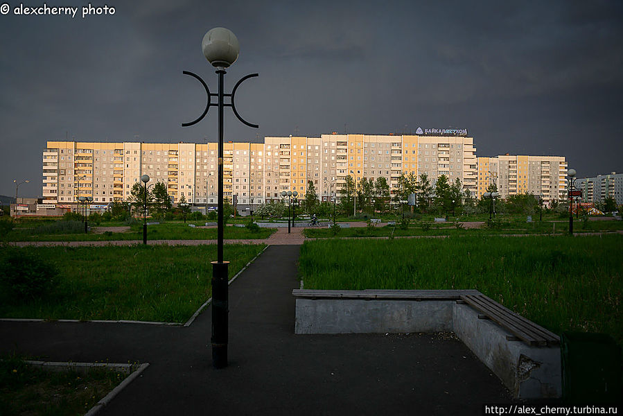 Красивы новостройки на фоне грозового неба, а других домов и нету, только такие. Старых деревянных не осталось, один только призывной пункт солдатский.