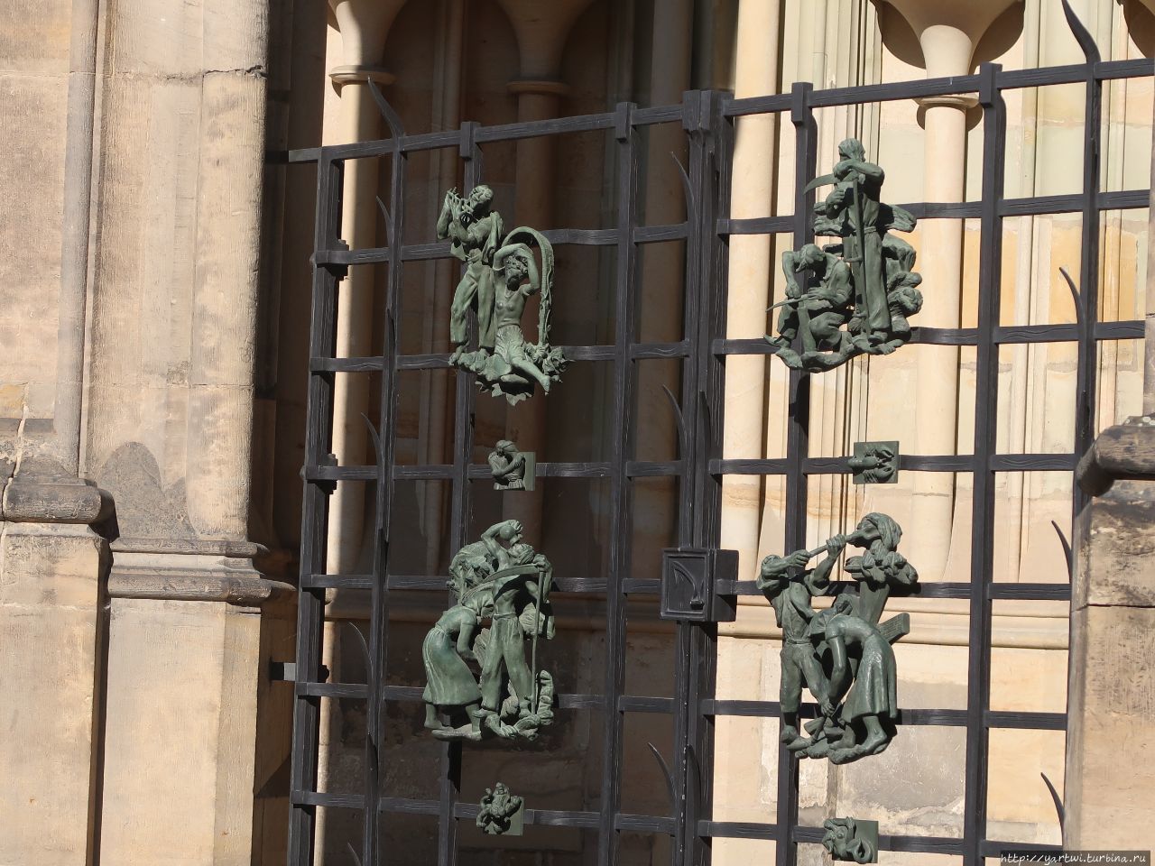 Отдельного внимания заслуживает декоративная ограда в виде решётки перед Золотыми воротами. На ней можно увидеть 12 скульптурных композиций, которые изображают бытовые занятия для каждого знака зодиака. Это очень интересный момент — ведь Церковь никогда не «дружила» с астрологией. Прага, Чехия