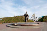 Памятник Юрию Долгорукому у входа в Дмитровский Кремль