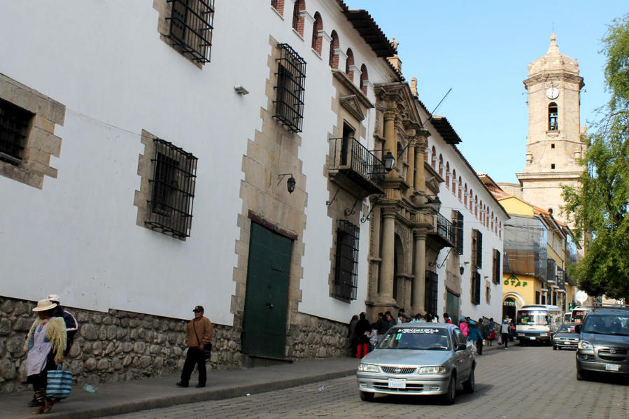 вид фасада по улице Ayacucho, с западной стороны
