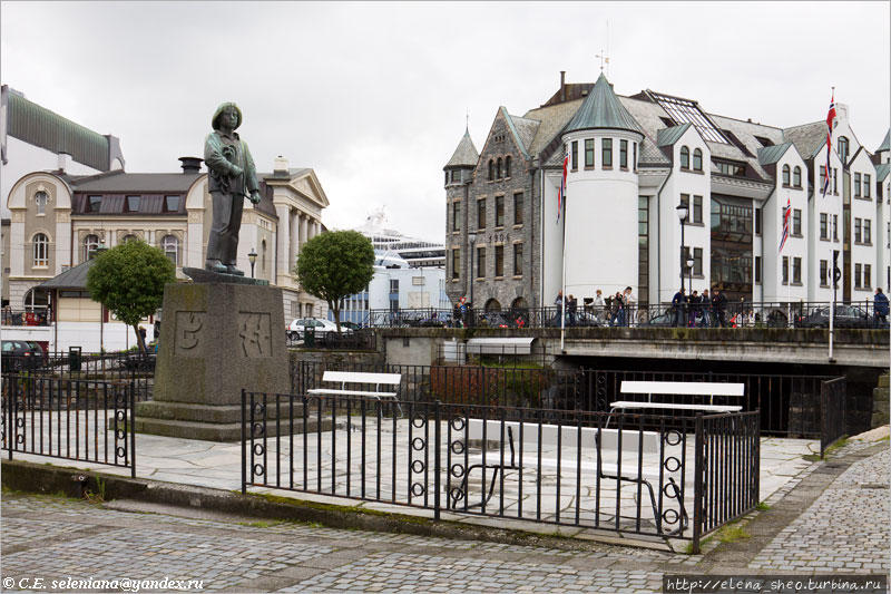 32. Мы находимся на площадке, выступающей в воду, на которую смотрели с того берега. Здесь стоит памятник рыбаку. Олесунн, Норвегия