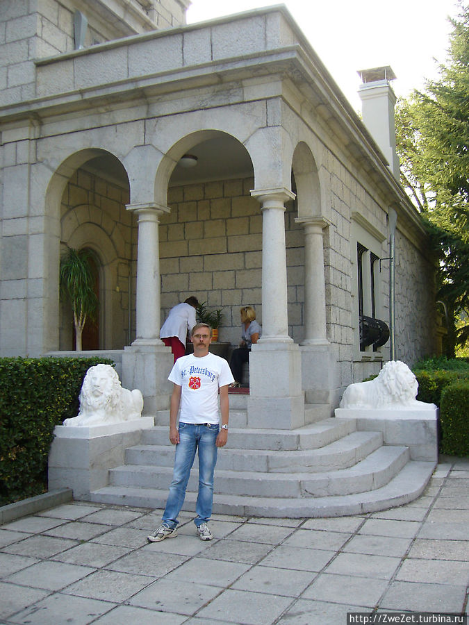 Вход в парадную столовую