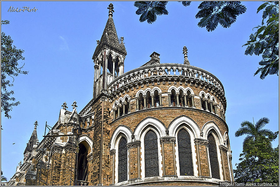 Здание отличают узкие окна и витражи Мумбаи, Индия