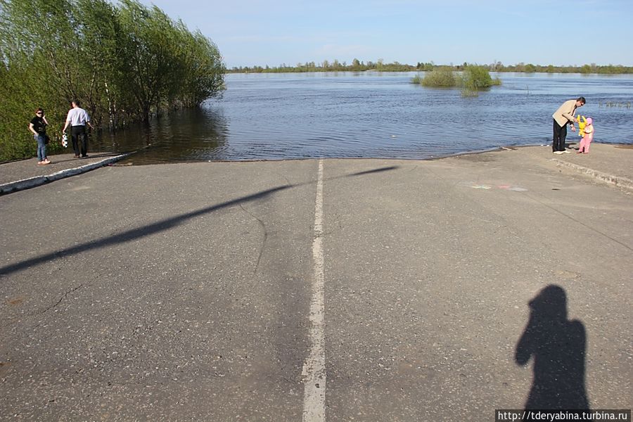 Ранее перебраться в соседнюю Нижегородскую область можно было только по понтонному мосту, который работал в летнее время. Сейчас осталось напоминание об этом — дорога, уходящая в реку Муром, Россия