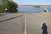 Ранее перебраться в соседнюю Нижегородскую область можно было только по понтонному мосту, который работал в летнее время. Сейчас осталось напоминание об этом — дорога, уходящая в реку