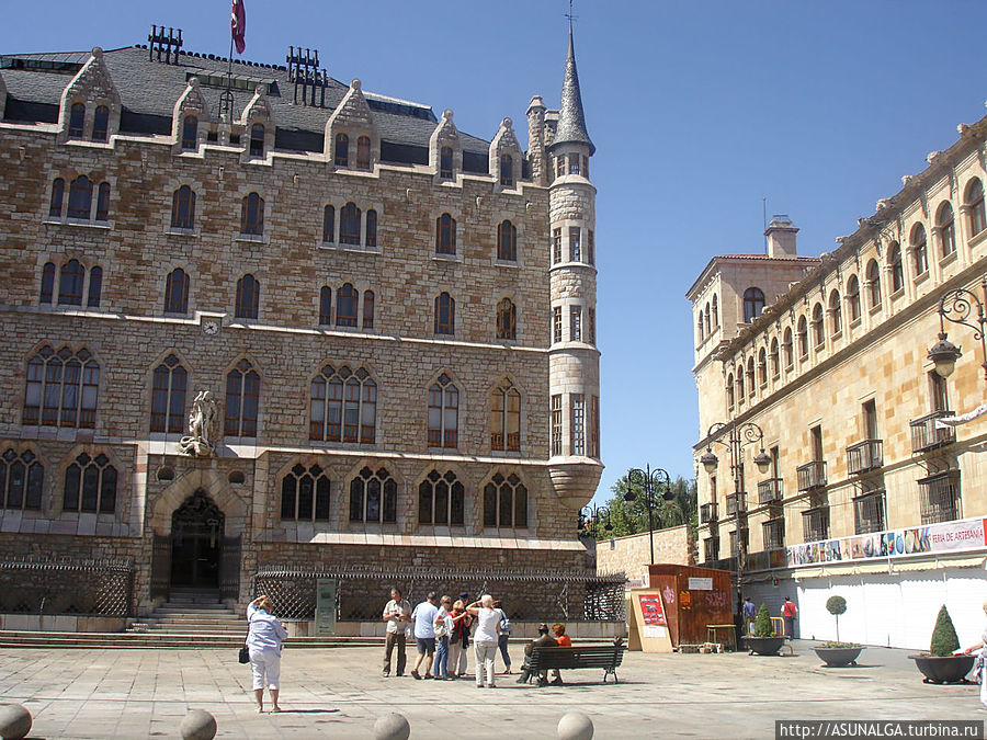 Одна из достопримечательностей Леона —  дом Ботинес, спроектированный Антонио Гауди. Здание было построено в 1891-94 гг. и названо в честь предпринимателя, который и заказал его строительство. Можно найти какое-то сходство с Епископским дворцом в Асторге, т.к. эти постройки относятся примерно к одному периоду творчества Гауди.