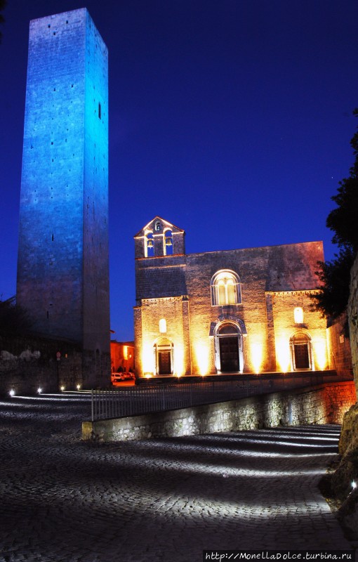 Таркуиниа — в свете ночных фонарей Тарквиния, Италия