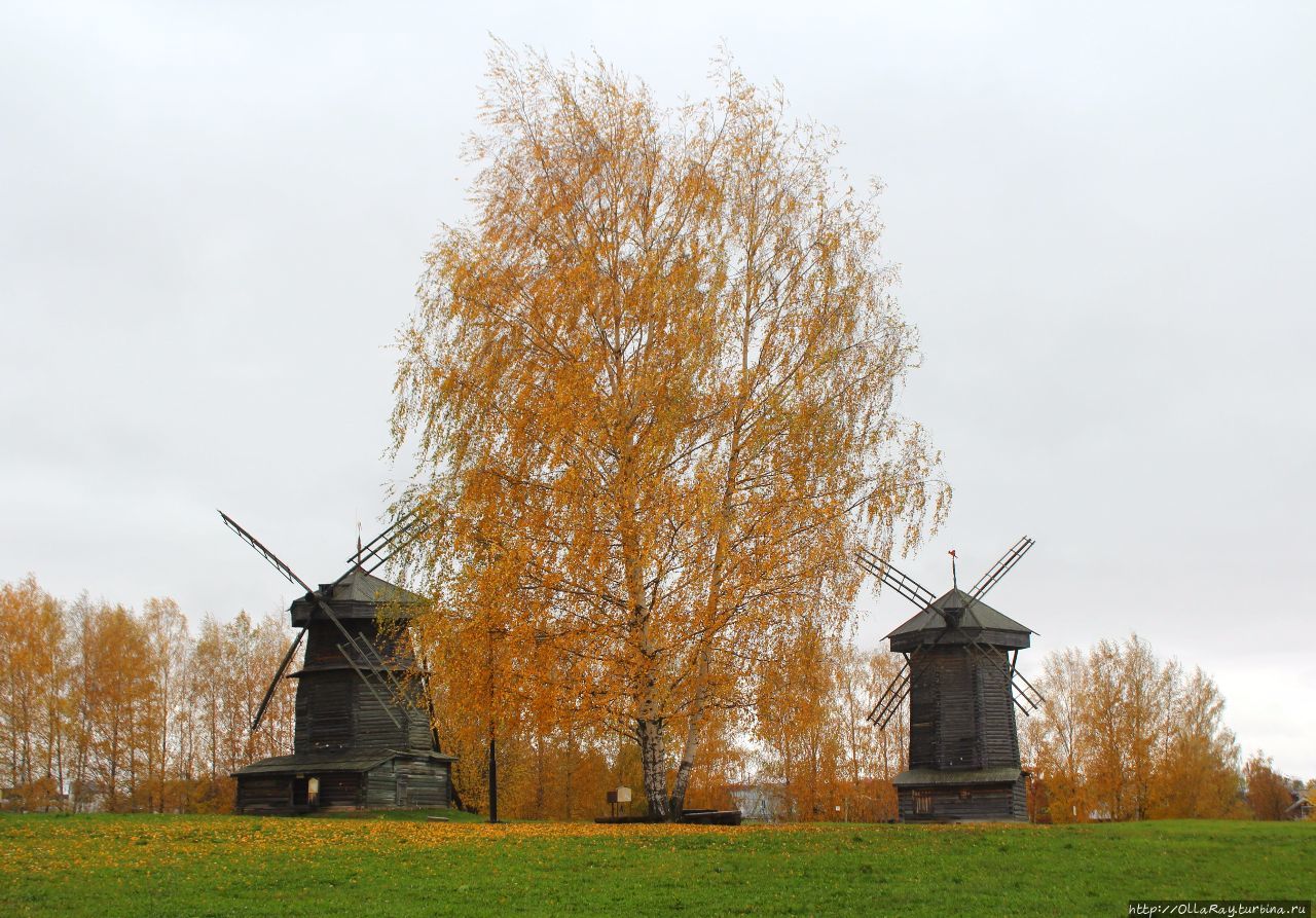 Ветряные мельницы, крылья которых не двигаются. Суздаль, Россия