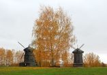 Ветряные мельницы, крылья которых не двигаются.