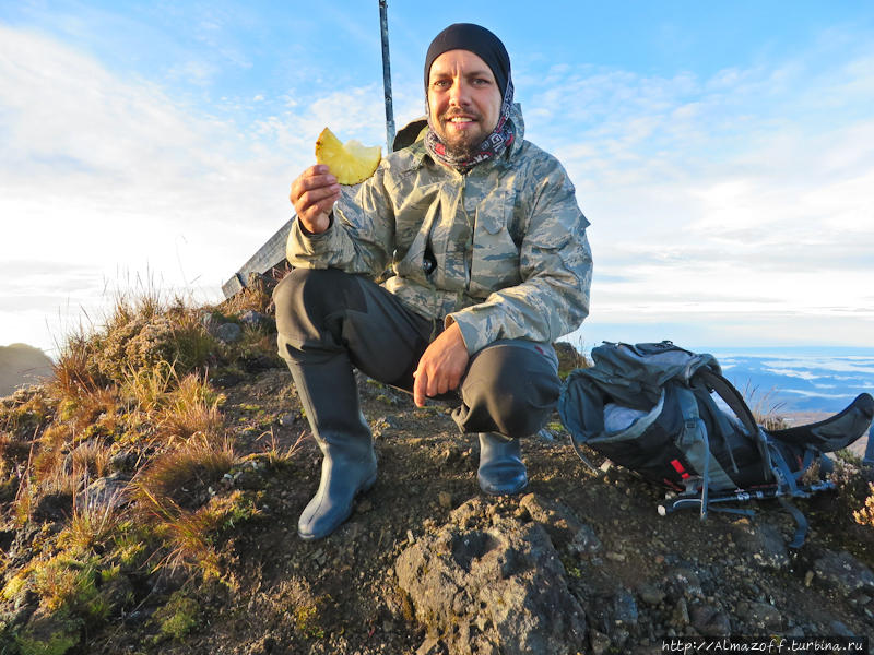 алматинский путешественник и горный гид Андрей Гундарев (Алмазов) на самом высоком вулкане Папуа Новой Гвинеи Вулкан Гилуве (4367м), Папуа-Новая Гвинея